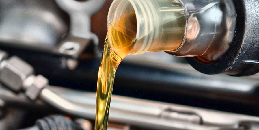 Cambiando aceite sintético con aditivos a motor de vehículo