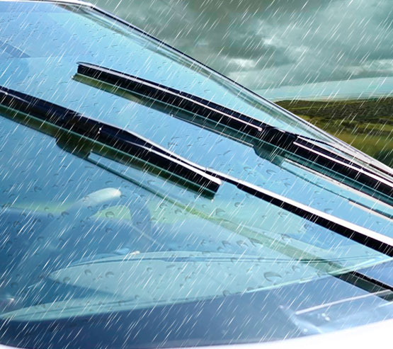 Limpiaparabrisas de un vehículo retirando la lluvia del cristal