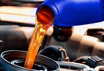 Sistema de lubricación: Aceite mineral vaciándose sobre el tanque de aceite