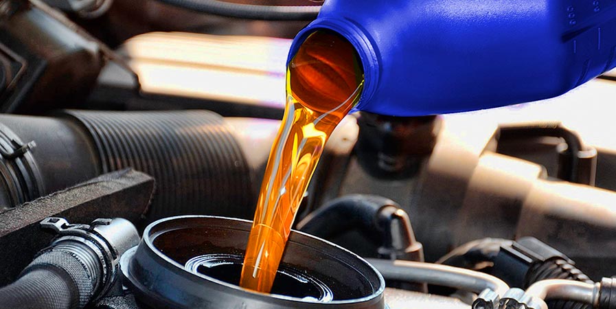 Cambiando aceite a motor de vehículo