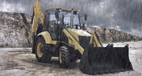 Tractor bajo la lluvia en un terreno