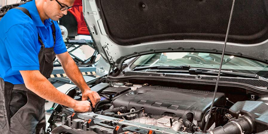 Revisando el radiador en el automóvil