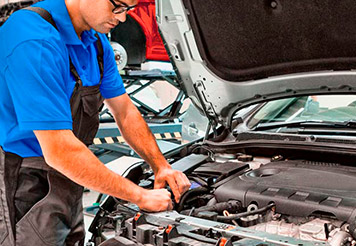 Mecánico revisando el radiador de un automóvil